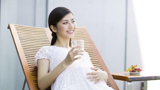 Mẹ bầu uống nước như thế nào để đảm bảo an toàn cho cả mẹ và con?
