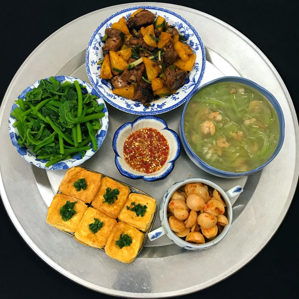 Canh bầu tôm tươi dùng trong bữa cơm gia đình