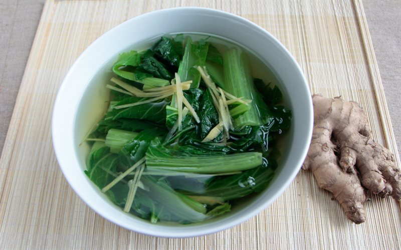 Canh cải bẹ xanh nấu gừng giải cảm
