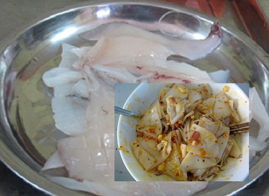 Mực rửa sạch, cắt nhỏ và ướp gia vị