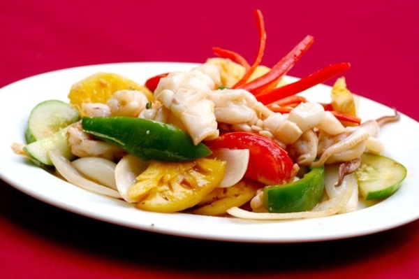 Mực xào chua ngọt hấp dẫn, bắt mắt