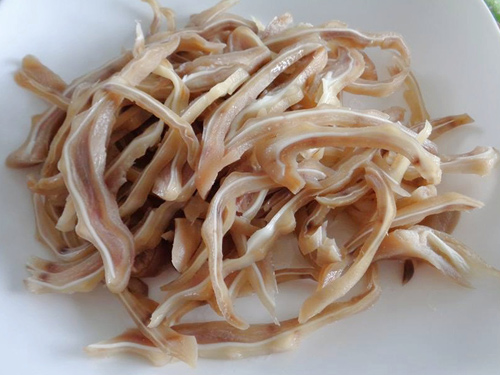 Tai heo thái thành miếng vừa ăn