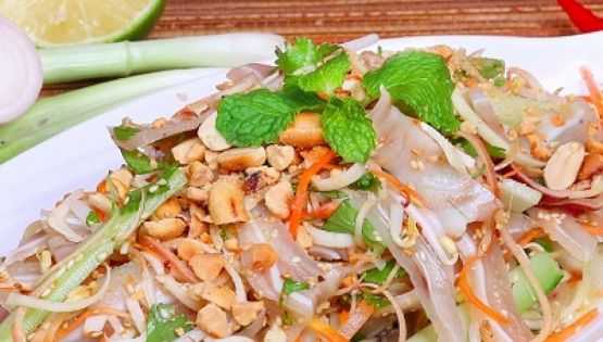 Làm gỏi tai heo ngó sen tại nhà ăn chỉ có “nghiện”
