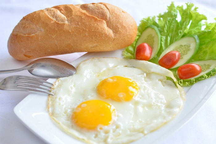 Bánh mì trứng cho bữa sáng của bé