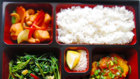 Những điều cần nhớ để giữ sức khỏe khi mang cơm đi làm